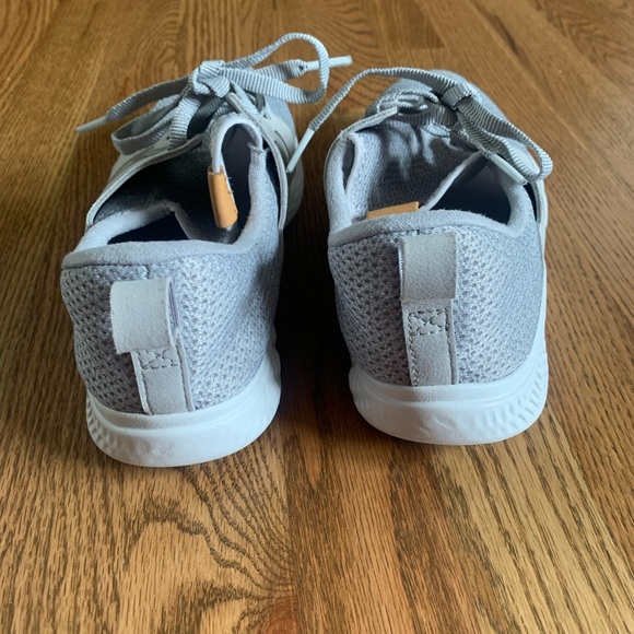 New Balance Sneakers size 10 - Picture 7 of 9